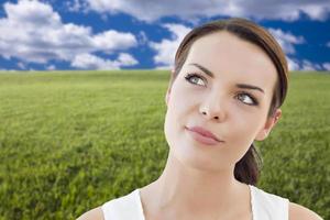femme contemplative dans le champ d'herbe regardant vers le haut et plus photo