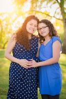 portrait de mère et de fille enceinte hispanique en milieu rural photo