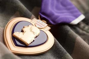 Médaille de guerre coeur violet sur matériel de camouflage photo