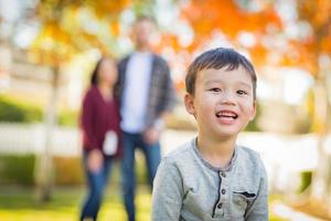 portrait en plein air de joyeux parents et enfants métis chinois et caucasiens. photo