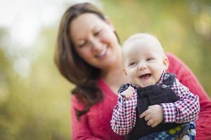 petit garçon s'amusant avec maman à l'extérieur photo