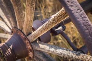 résumé de la roue de chariot en bois antique vintage. photo