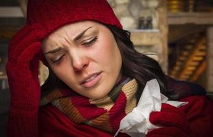 femme malade à l'intérieur de la cabine avec du tissu photo