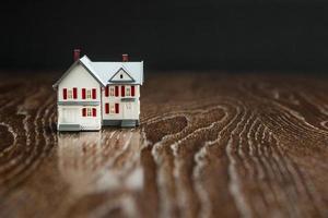 maison modèle sur une surface en bois réfléchissante. photo