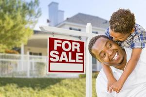 père afro-américain et fils métis, signe de vente, maison photo