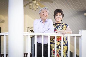 séduisant couple chinois profitant de leur maison photo