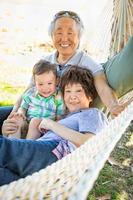 grands-parents chinois en hamac avec enfant métis photo