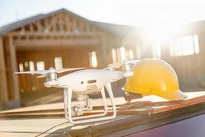 quadricoptère drone à côté d'un casque de casque sur un chantier de construction photo