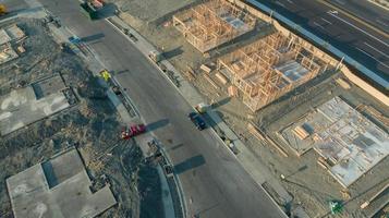 vue aérienne par drone des fondations et de la charpente du chantier de construction de maisons photo