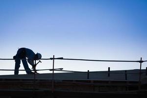 silhouette de travailleurs de la construction sur le toit du bâtiment photo
