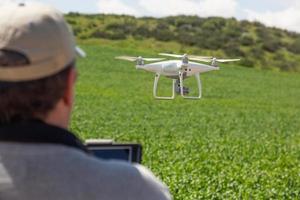 pilote de drone uav volant et recueillant des données sur des terres agricoles de campagne photo