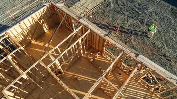 vue aérienne par drone du chantier de construction de maisons avec pilote ci-dessous photo