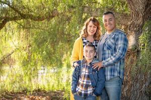 portrait de famille métisse à l'extérieur photo