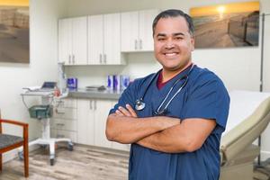 médecin de sexe masculin hispanique debout au bureau photo
