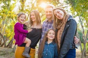 membres de la famille de race mixte s'amusant à l'extérieur photo