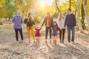 portrait de famille métisse multigénérationnelle à l'extérieur photo