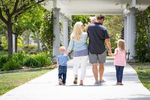 jeune famille caucasienne se promenant dans le parc photo