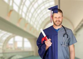 écran partagé d'un homme de race blanche en tant que diplômé et infirmière sur le campus ou à l'hôpital photo