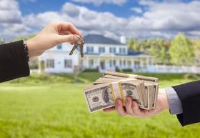 remettre de l'argent pour les clés de la maison devant la maison photo