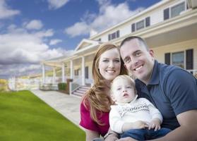 jeune famille militaire devant une belle maison photo