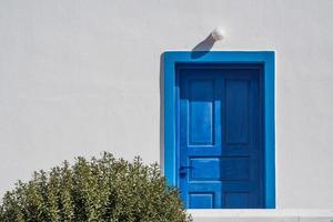 résumé du mur et de la porte de la maison sur l'île de santorin en grèce. photo