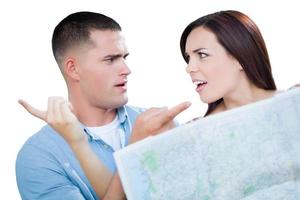 jeune couple militaire perdu et confus regardant la carte isolée sur blanc photo
