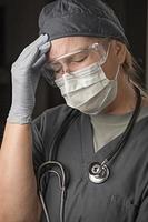 femme médecin ou infirmière portant des gommages, un masque protecteur et des lunettes photo