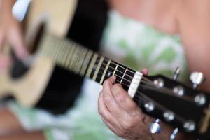 femme jouant de la guitare acoustique abstraite. photo