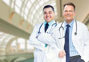 beaux hommes médecins ou infirmières à l'intérieur du bâtiment de l'hôpital photo