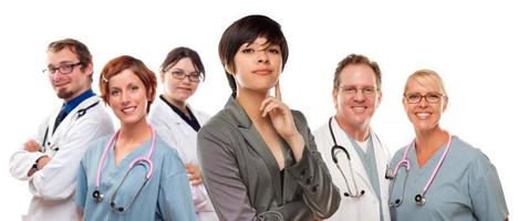 jeune femme métisse avec des médecins et des infirmières derrière photo