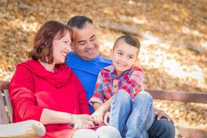 famille mixte caucasienne et hispanique au parc. photo