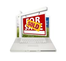 Vendu à vendre signe immobilier sur ordinateur portable photo
