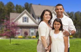 petite famille hispanique devant leur maison photo