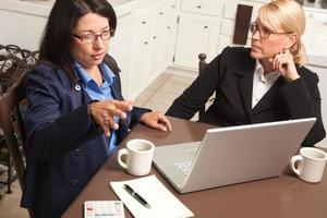 femmes d'affaires travaillant sur l'ordinateur portable photo