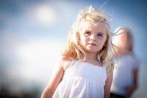 adorable fille aux yeux bleus jouant dehors photo