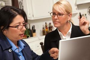 femmes d'affaires travaillant sur l'ordinateur portable photo