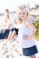 adorable petite fille blonde s'amusant à la plage photo