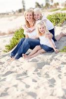 jolie maman et ses jolies filles à la plage photo