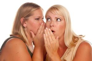 deux femmes blondes chuchotant des secrets photo