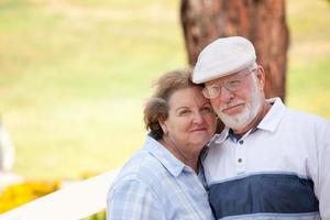 couple de personnes âgées heureux dans le parc photo