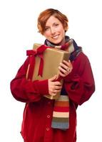 jolie fille aux cheveux rouge avec foulard tenant un cadeau emballé photo