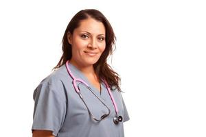 Femme médecin ou infirmière hispanique sur blanc photo