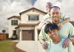 jolie famille afro-américaine devant la maison photo