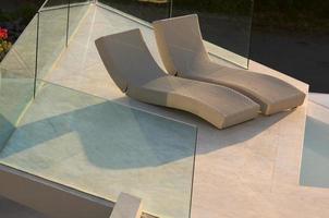 piscine et chaises de luxe sur mesure photo