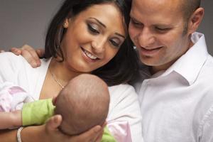 jeune famille métisse avec bébé nouveau-né photo