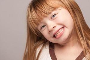 portrait d'une adorable fille aux cheveux rouges photo