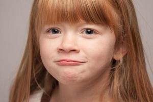 portrait d'une adorable fille aux cheveux rouges photo