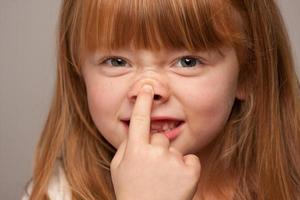 portrait amusant d'une adorable fille aux cheveux rouges sur gris photo