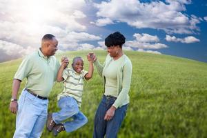 famille sur les nuages, le ciel et le champ d'herbe photo