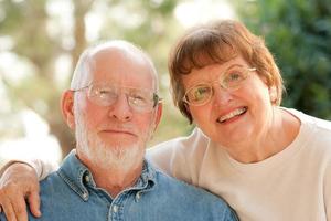 heureux couple de personnes âgées portrait en plein air photo